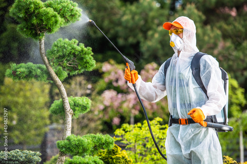 Photos Professional Gardener Fungicide Garden Plants