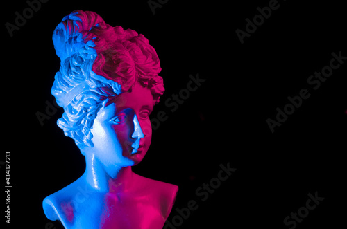 Φωτογραφία Portrait of a puppet woman on black