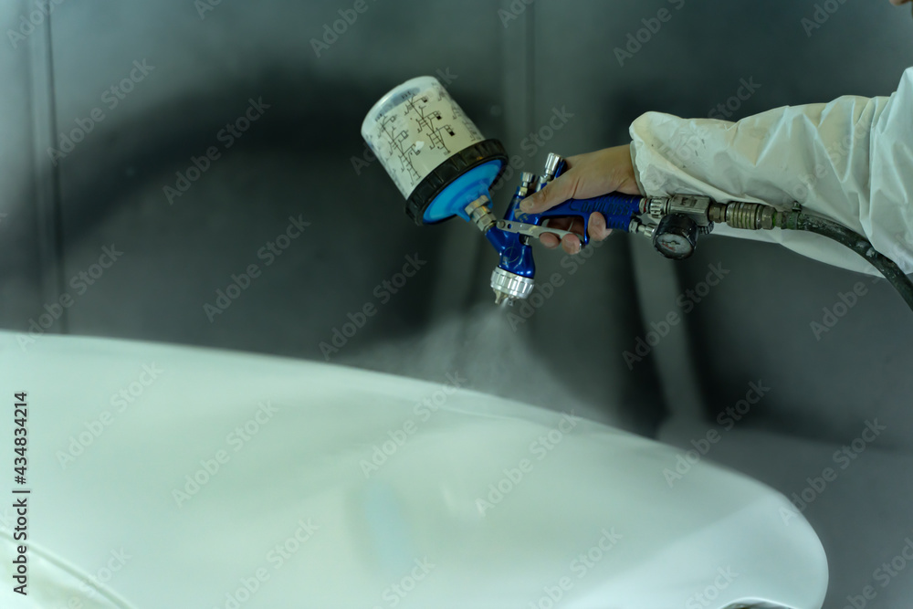 Workshop personnel paint the car with the utmost care. Madrid.