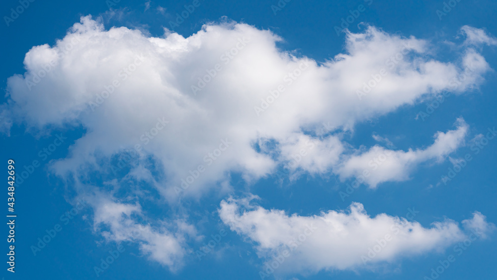 Heart-shaped clouds in the sky are naturally beautiful.