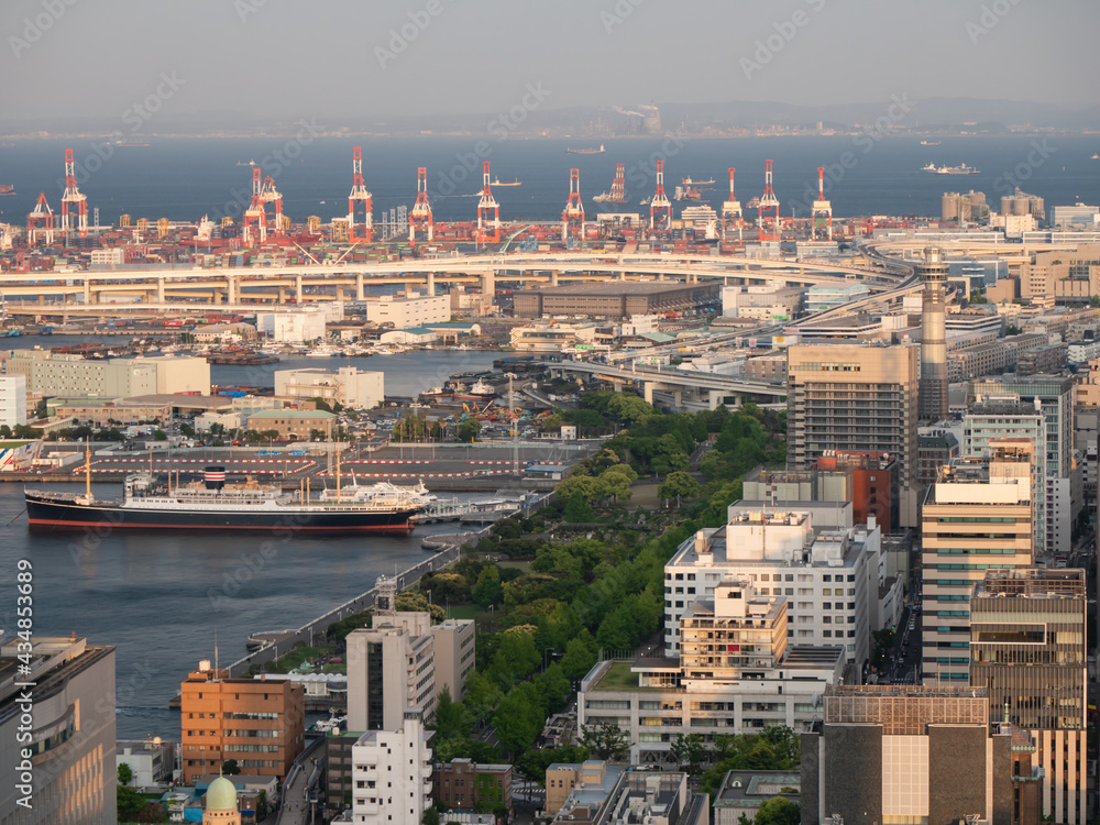 横浜の風景。工場地帯と港が見える景色。