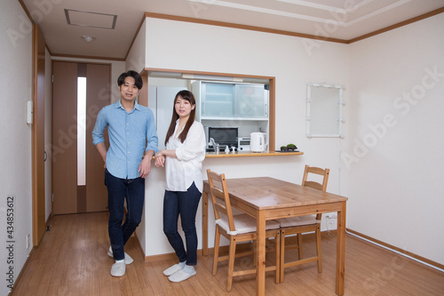 若い日本人カップルの自宅、新婚生活　引越し