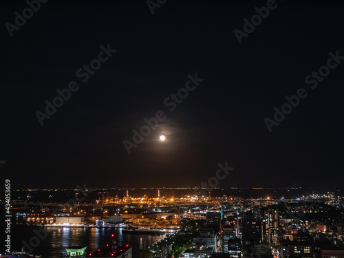 横浜の夜景。海に反射する工場と街のライトアップ。 © yukimco