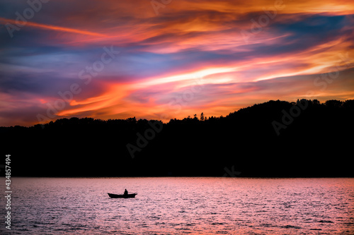 Zachód słońca z rybakiem Jezioro Solińskie Lato