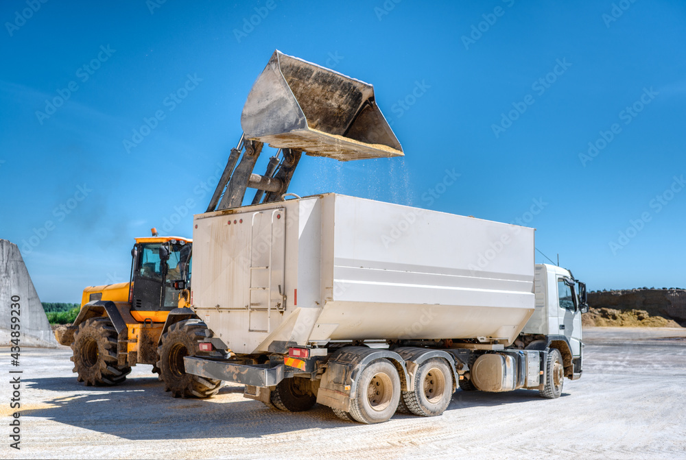 Fototapeta premium wheel bucket loader loading truck
