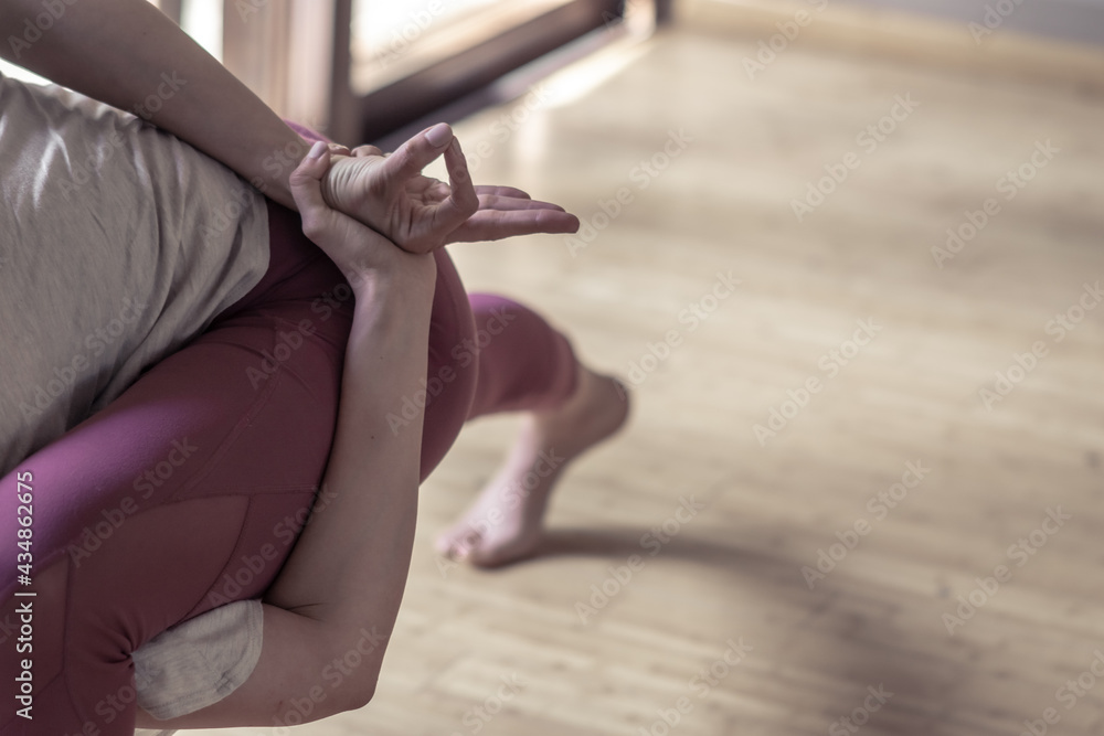 mujer practicando posturas de yoga mujer practicando posturas de yoga