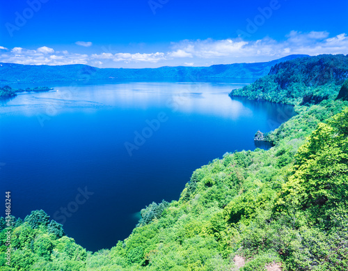 新緑の十和田湖