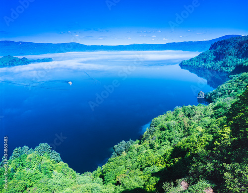 新緑の十和田湖の霧と観光船