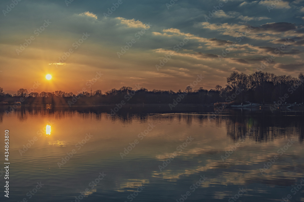 Fotografieren des Sonnenuntergangs auf dem See im Frühjahr. Baggersee Ingolstadt