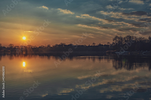 Fotografieren des Sonnenuntergangs auf dem See im Frühjahr. Baggersee Ingolstadt