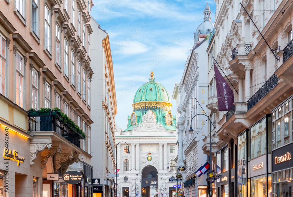 Obraz na płótnie Kohlmarkt shopping street with Hofburg palace at background, Vienna, Austria w salonie