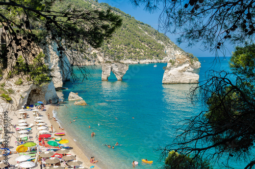 La meravigliosa spiaggia della Baia dei Faraglioni sul Gargano in Puglia