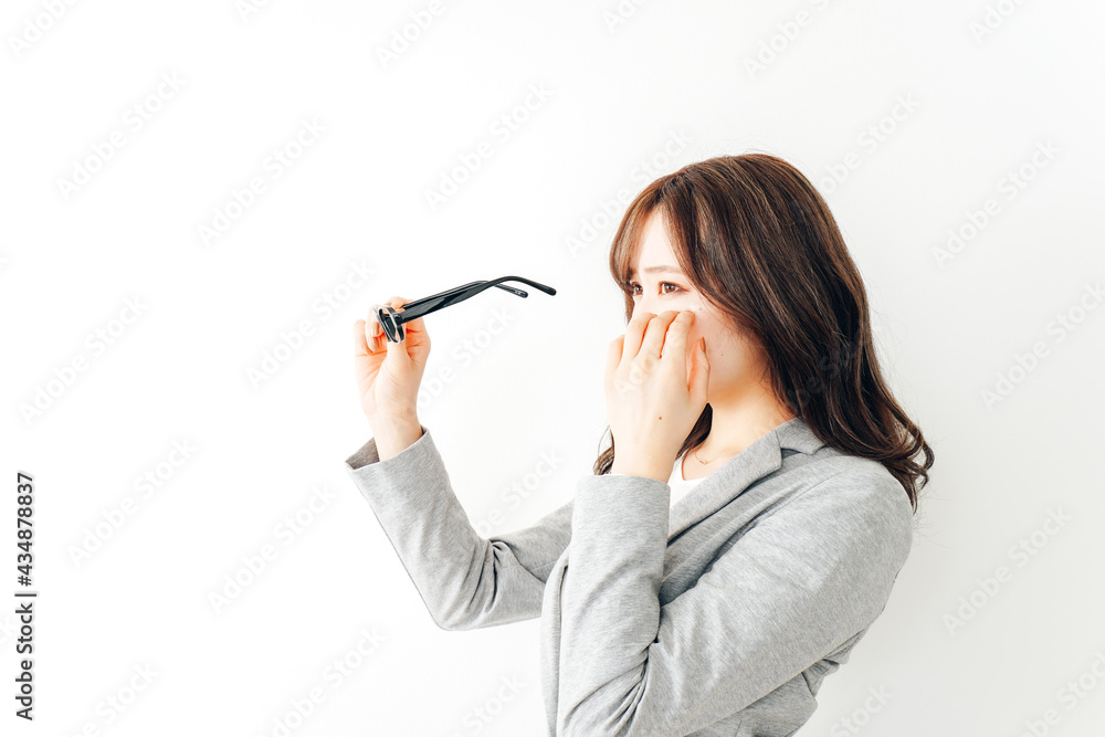 ドライアイに苦しむ若い女性