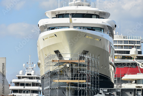 Yacht di lusso nel cantiere navale