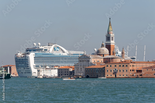 Wielki statek wycieczkowy na Canale Grande w Wenecji