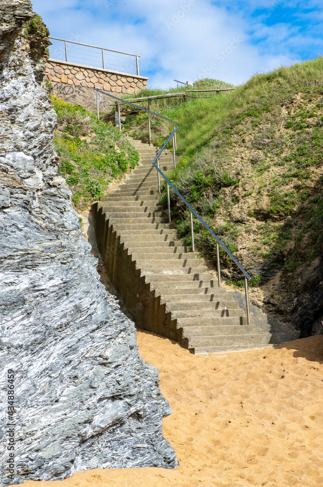 Escalier en béton menant à une plage
