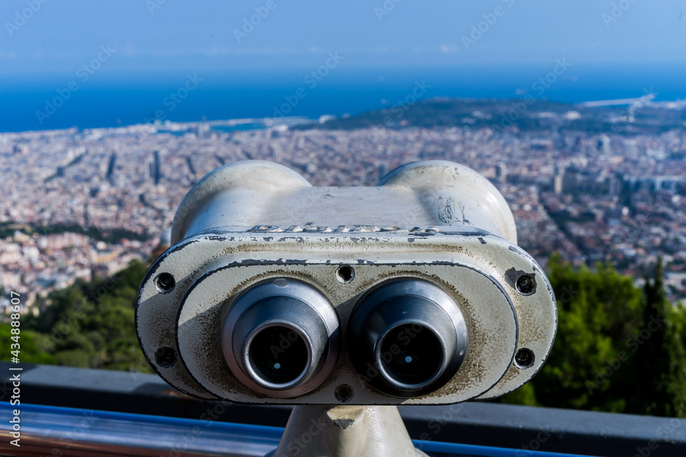 prismaticos sobre la ciudad de Barcelona 