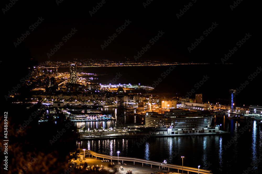 Foto nocturna del puerto de Barcelona tomada desde la montaña de Montjuic 