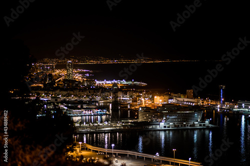 Foto nocturna del puerto de Barcelona tomada desde la monta  a de Montjuic 