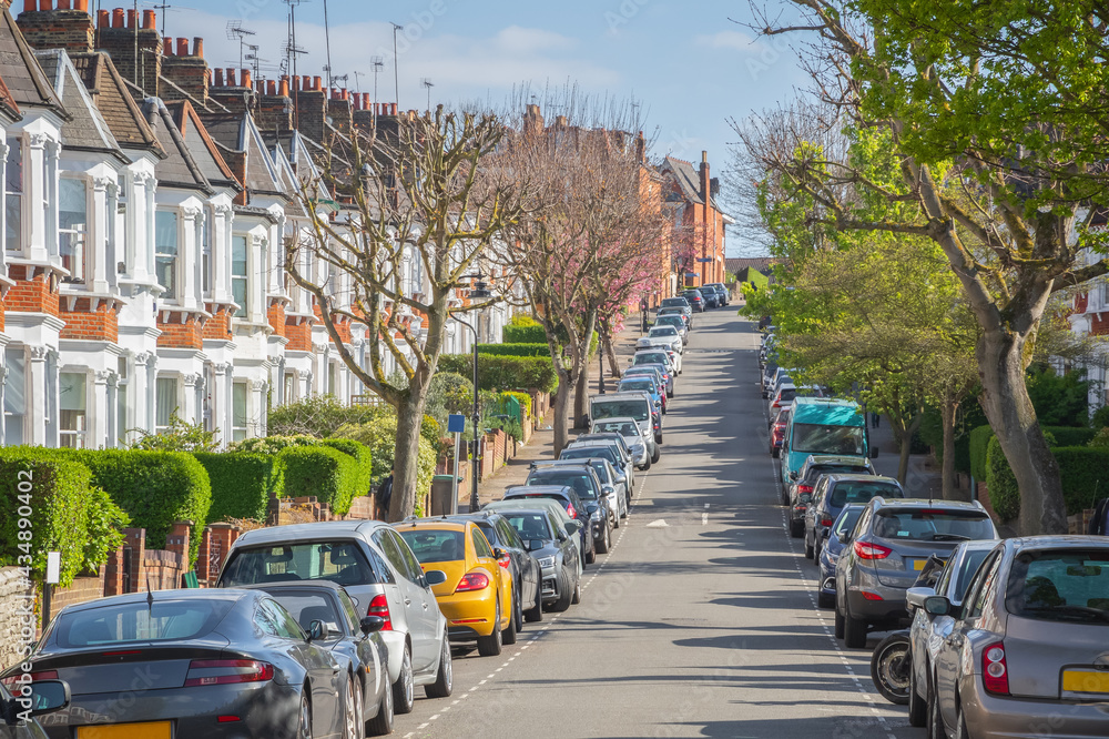 Φωτογραφία London street lined with terraced houses and parked cars around Crouch End area