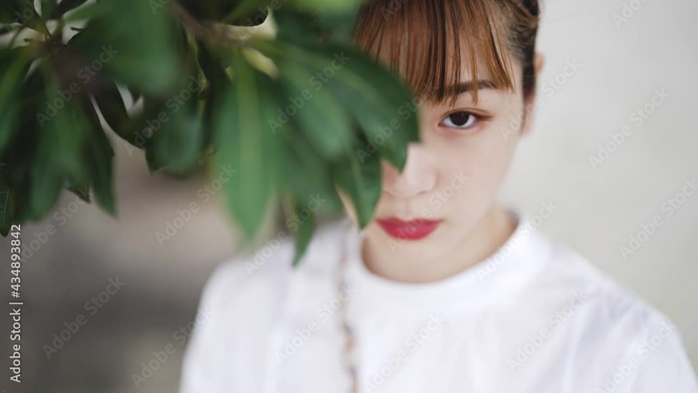 郊外の街を散策する女性 郊外の街を散策する女性