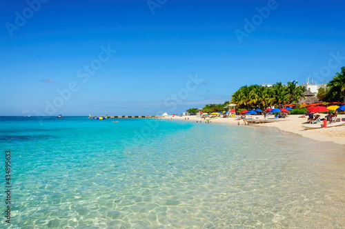Fototapeta Naklejka Na Ścianę i Meble -  Caribbean Sunny beach and turquoise sea in Montego Bay, Jamaica island.