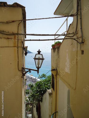 Blick durch enge Gassen auf das Mittelmeer an der italienischen Amalfi-Küste