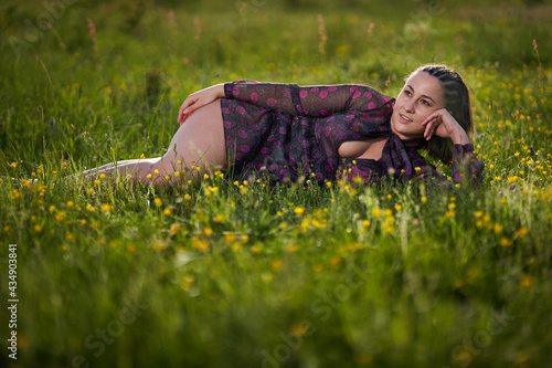Fotografie Size plus woman in a field