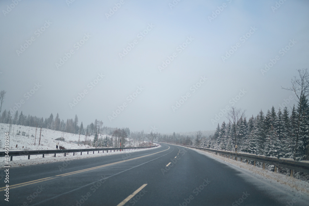 Fototapeta premium Schnellstrasse im Winter