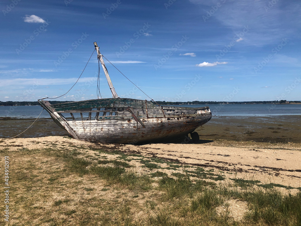 Bateau échoué sur la plage à marée basse