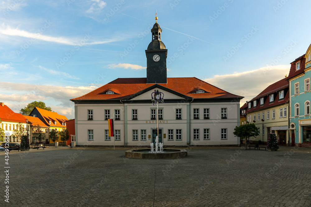 Marktplatz in Bad Frankenhausen in Thüringen mit Rathaus und Springbrunnen