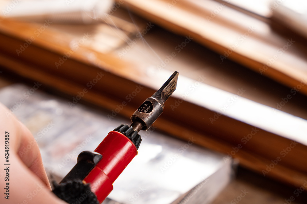 Naklejka premium restoration and elimination of defects on a wooden surface using hot wax.