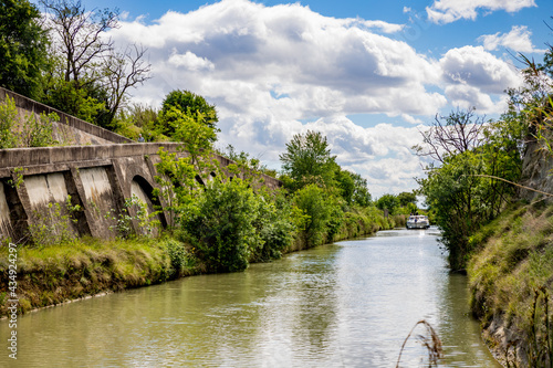 Le Canal du Midi près du Tunnel de Malpas photo