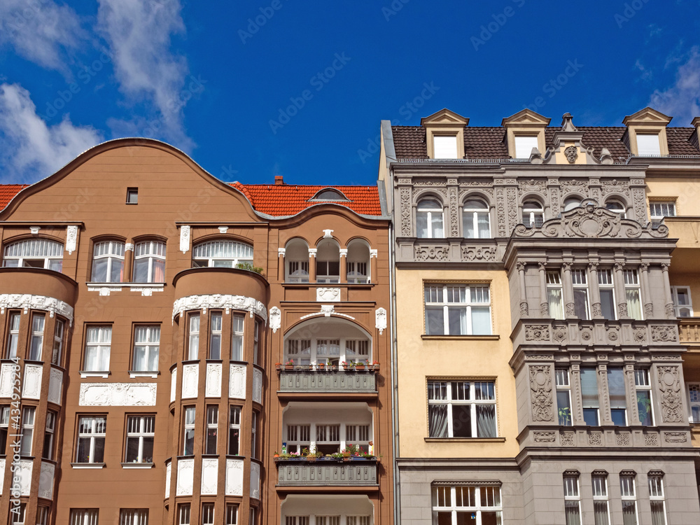 Straßenzug mit historischen Gebäuden in Berlin, Deutschland