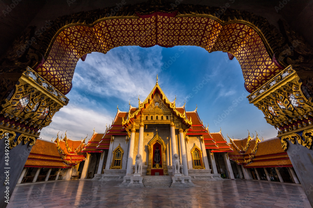 Fototapeta premium Wat Benchamabophit Dusitvanaram, Famous Marble Temple in Bangkok, Thailand 