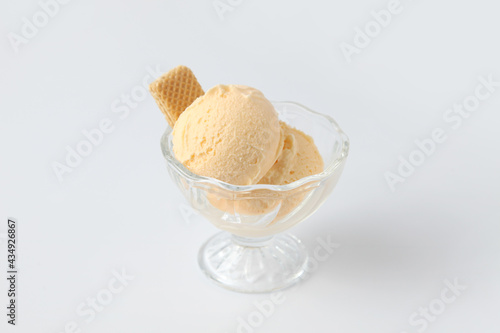 バニラ アイスクリーム ウエハース添え 白背景