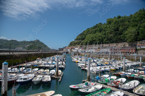 Puerto de barcos recreativos de San sebastian con el monte Igueldo de fondo.  © Safi