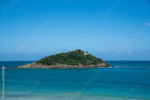 Vista de la isla de Santa Clara en San Sebastian, País Vasco. en un día despejado
