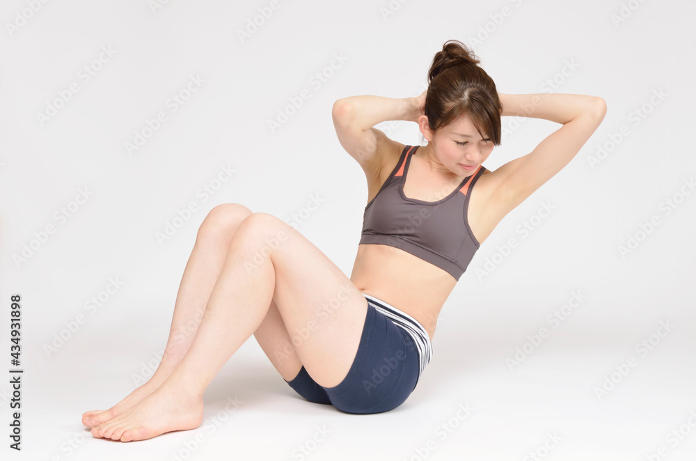 腹筋運動する若い女性 腹筋運動する若い女性