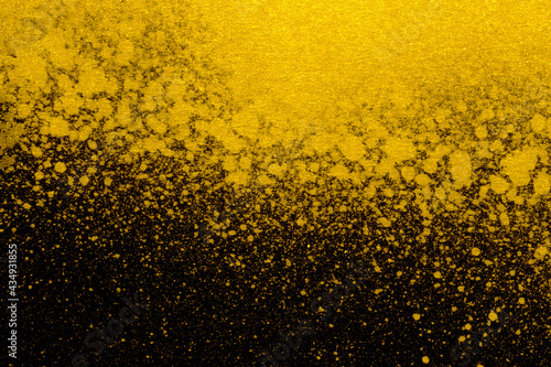 水彩テクスチャ背景(金色)  ゴールドの飛沫と黒の背景