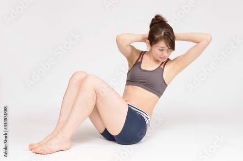 腹筋運動する若い女性