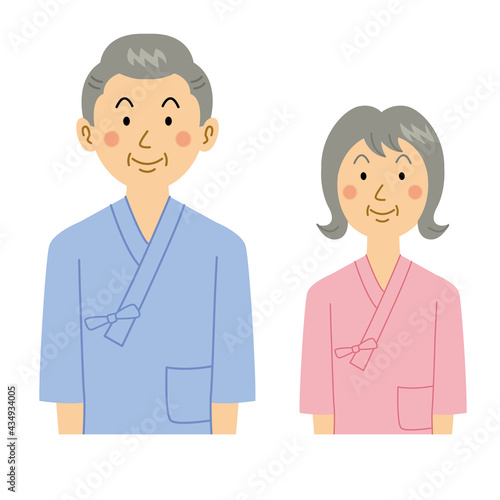 入院着を着るおじいさんおばあさん