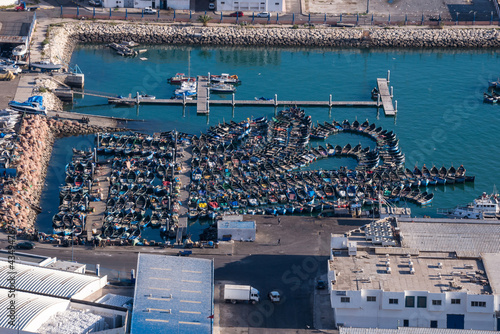 Vista aérea del puerto de pesca en la ciudad de Agadir en Marruecos