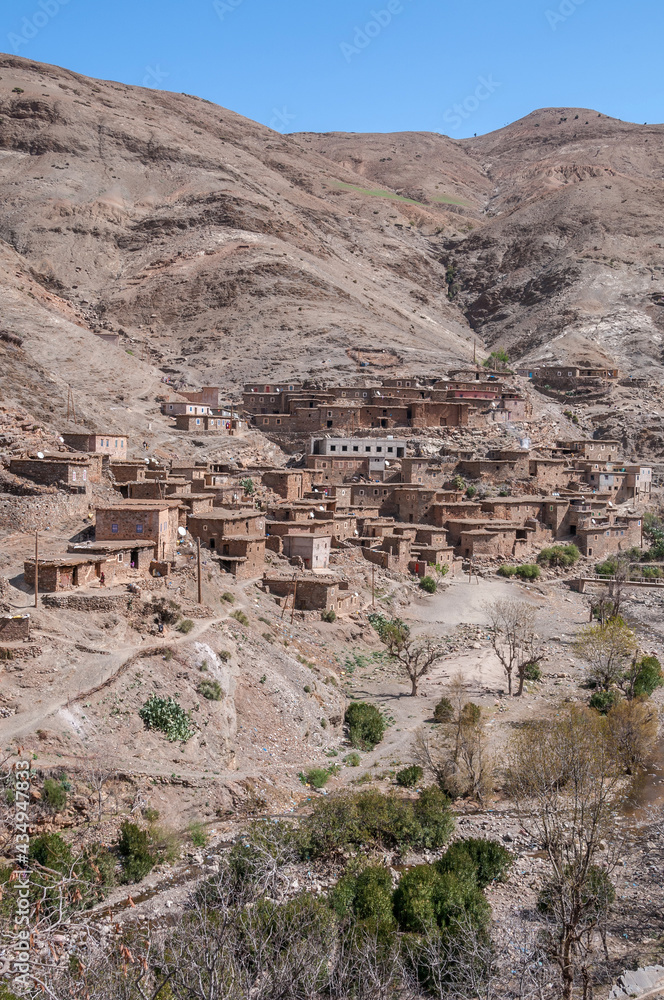 Paisaje y poblado en las montañas del Atlas en el sur de Marruecos