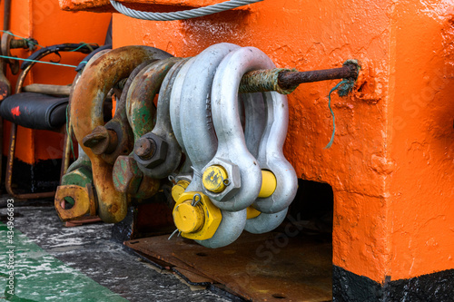 Фотография Big steel shackles on offshore supply vessel. Towing equipment.