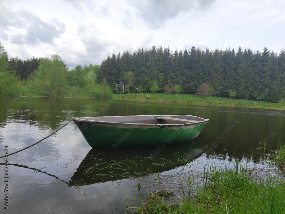 Zielona łódka na małym jeziorze, mazury