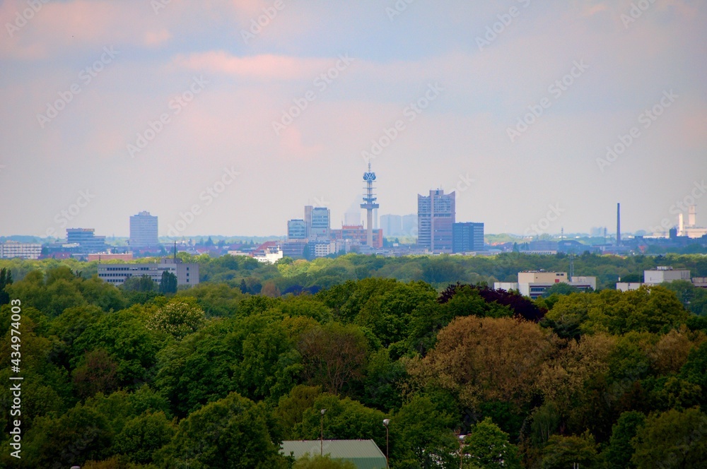 Hannovers Skyline - Hannover Mitte - blick von Kronsberg in Hannover. Hannovers Skyline - Hannover Mitte - blick von Kronsberg in Hannover.