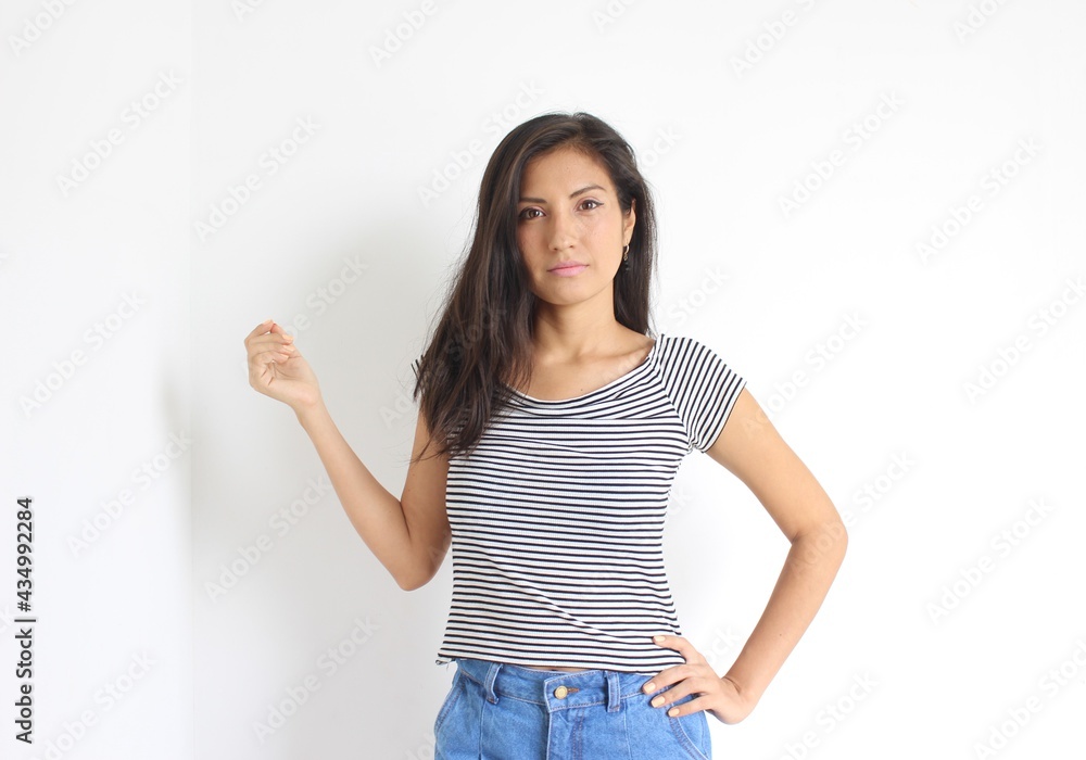 Mujer de pie con vestimenta casual Mujer de pie con vestimenta casual