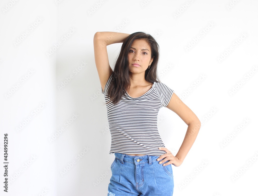 Mujer de pie con vestimenta casual Mujer de pie con vestimenta casual