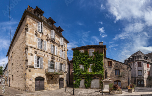 Beaulieu-sur-Dordogne (Corrèze, France) - Vue panoramique de la place de la Bridolle et de la maison renaissance